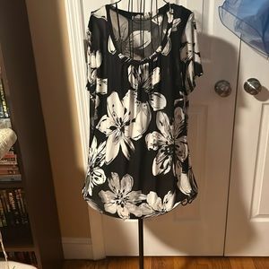 Ladies black and white flower top.